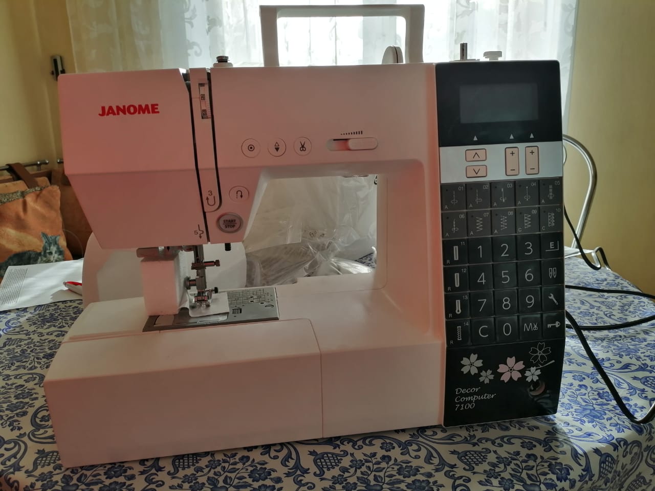 Швейная машина Janome DC 7100 — отзывы покупателей, фото и обзор смотри в  Мир Швейных Машин