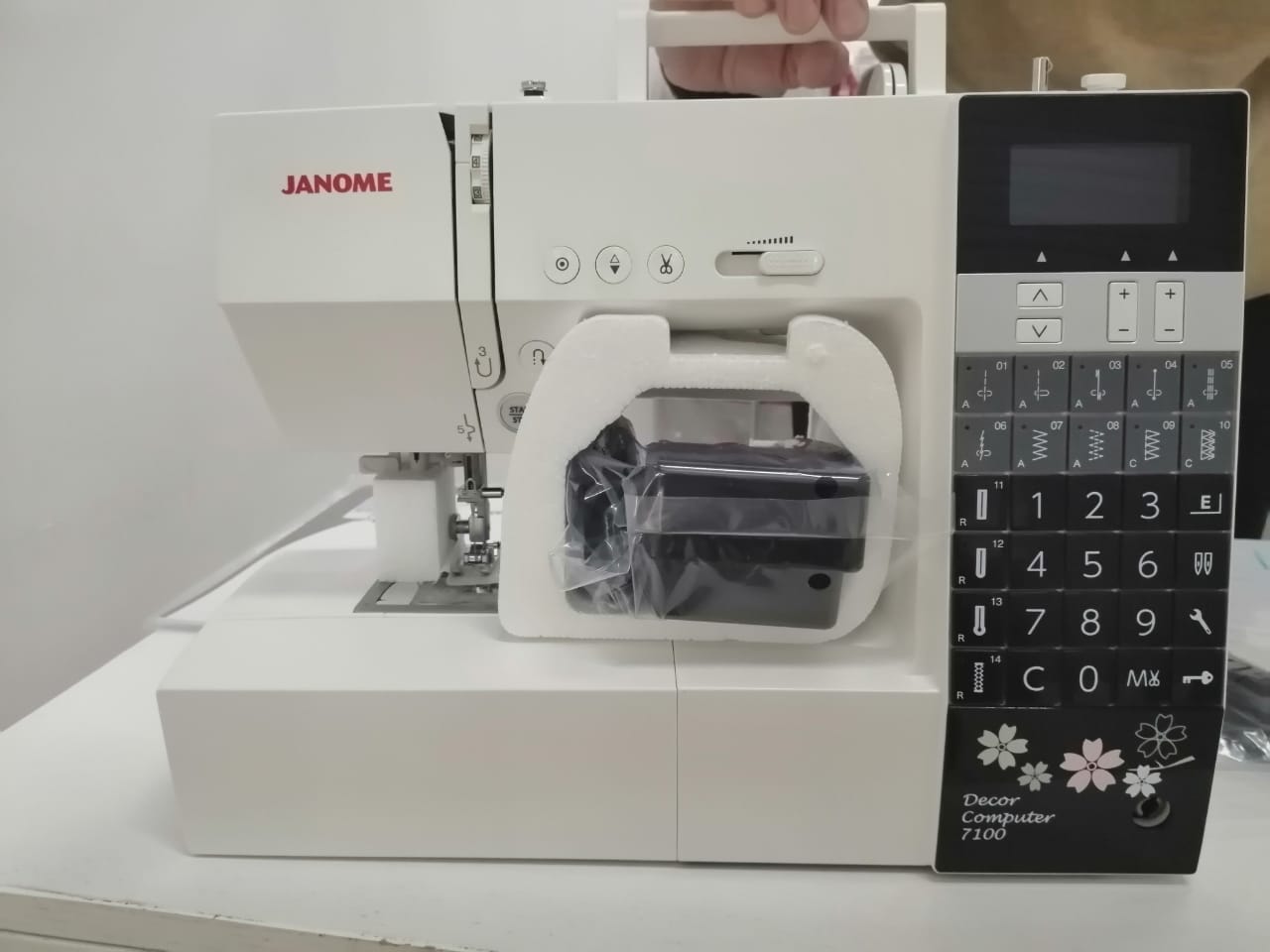 Швейная машина Janome DC 7100 — отзывы покупателей, фото и обзор смотри в  Мир Швейных Машин