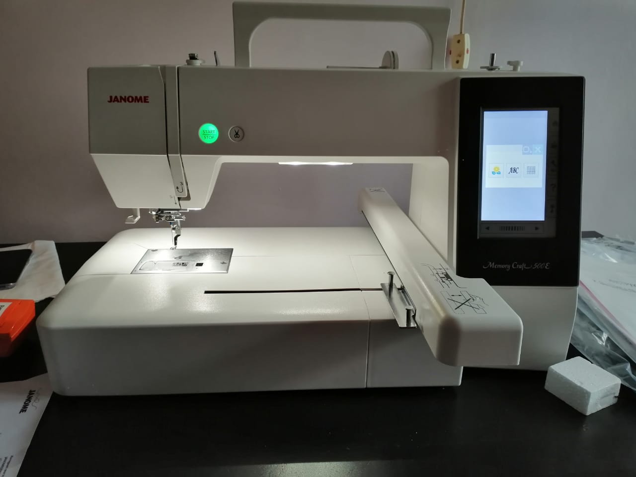 Вышивальная машина Janome Memory Craft 500E — отзывы покупателей, фото и  обзор смотри в Мир Швейных Машин