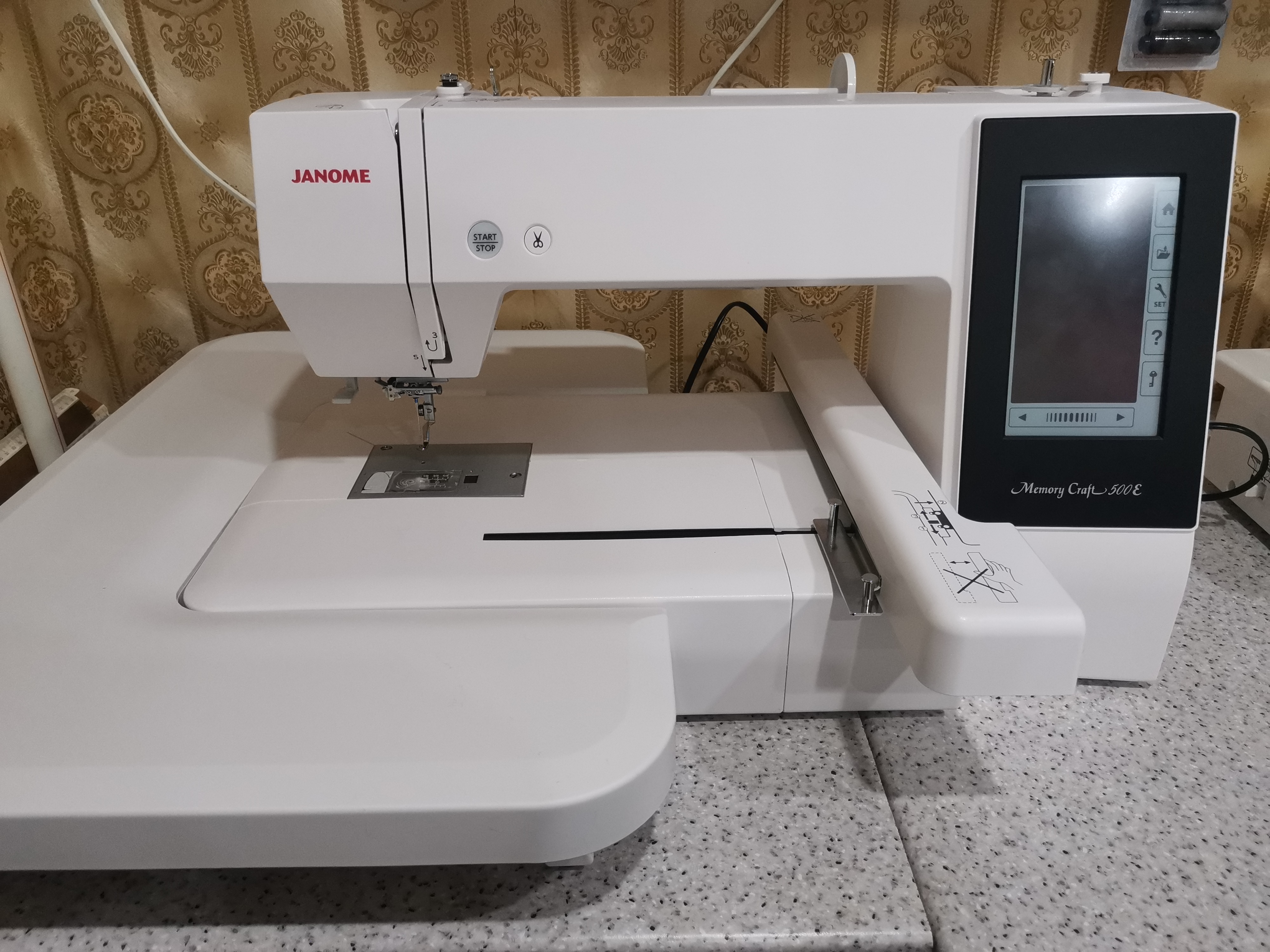 Вышивальная машина Janome Memory Craft 500E — отзывы покупателей, фото и  обзор смотри в Мир Швейных Машин